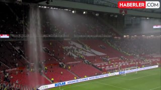 Manchester United, Old Trafford'daki çatı akıntısı nedeniyle alay konusu oldu