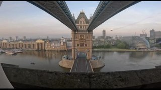 Spettacolare volo attraverso il Tower Bridge di Londra