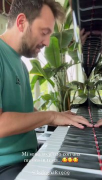 Cremonini suona l'inno della Champions al piano