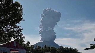 ثوران بركان جبل إيبو في شرق إندونيسيا