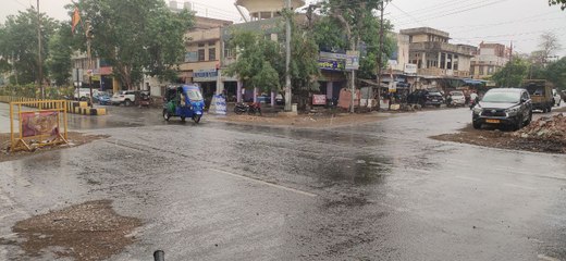 शहर में हल्की बूंदाबांदी हुई, देखें वीडियो