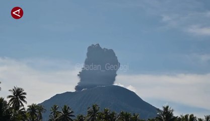 Gunung Ibu erupsi, penduduk sekitar diimbau jauhi radius bahaya