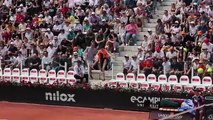 Atp Roma, blitz di Ultima Generazione agli Internazionali di tennis. La reazione del pubblico: «Scemi, scemi»