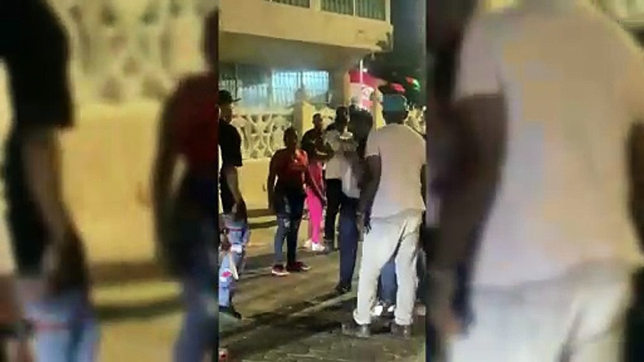 Altercado entre Policía Turística y Civiles en Playa Caleta