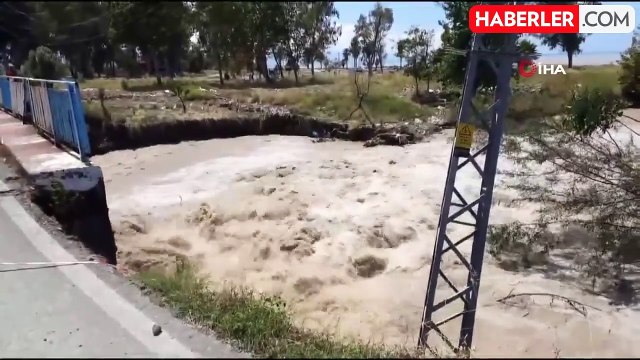 Dere üzerindeki köprü çöktü, 2 kişinin bulunduğu araç sulara gömüldü