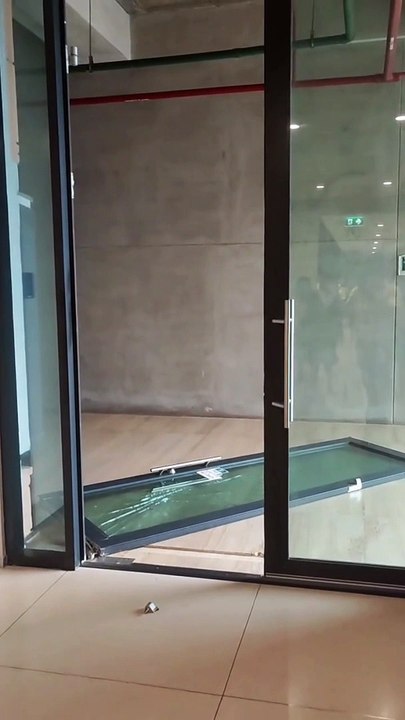 อาเพศรัฐสภาหมื่นล้าน พายุถล่มประตูพัง