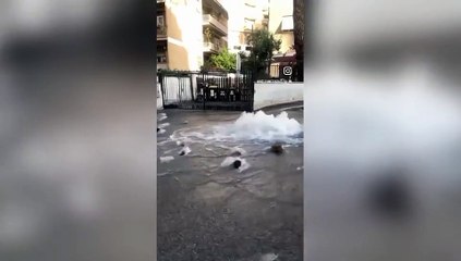 Via del Forte Braschi a Roma: si rompe una tubatura, il video dell'allagamento