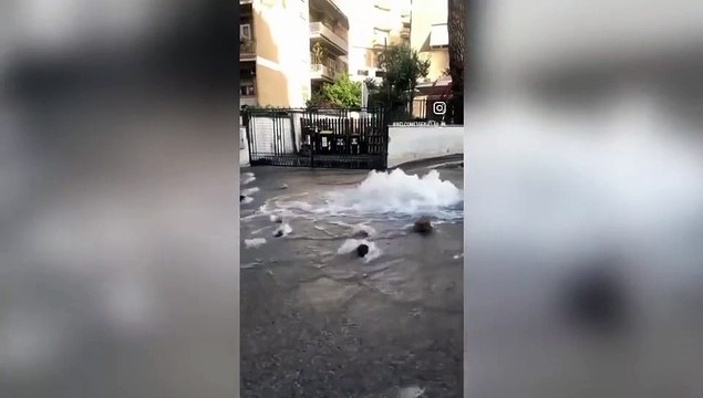 Via del Forte Braschi a Roma: si rompe una tubatura, il video dell'allagamento