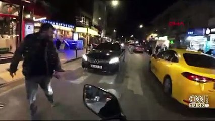 Motosikleti yayaların üzerine sürdü yetmedi bağırarak korkuttu!