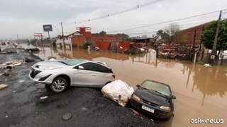 Inondazioni, auto sott'acqua lungo le strade nel sud del Brasile