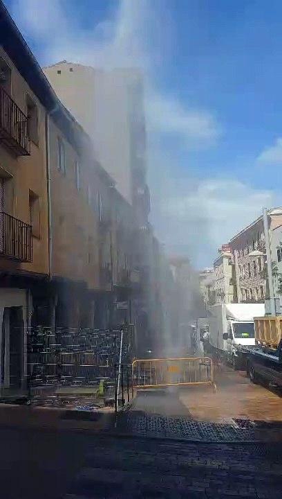 Unas obras motivan un gran 'geiser' de agua en José Zorrilla