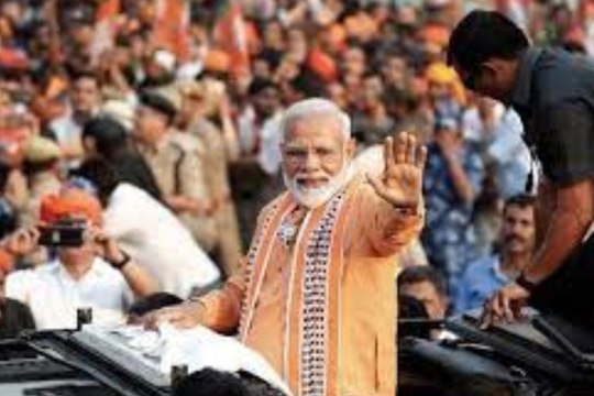 Video: वाराणसी में पीएम मोदी के रोड शो में उमड़ा जन सैलाब