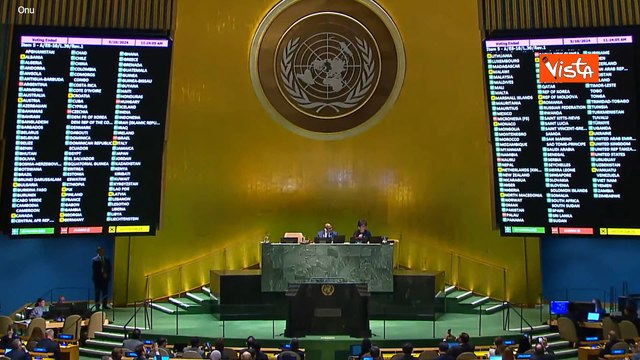 Onu vota a favore della richiesta di adesione della Palestina, applauso in Aula. L'Italia si astiene