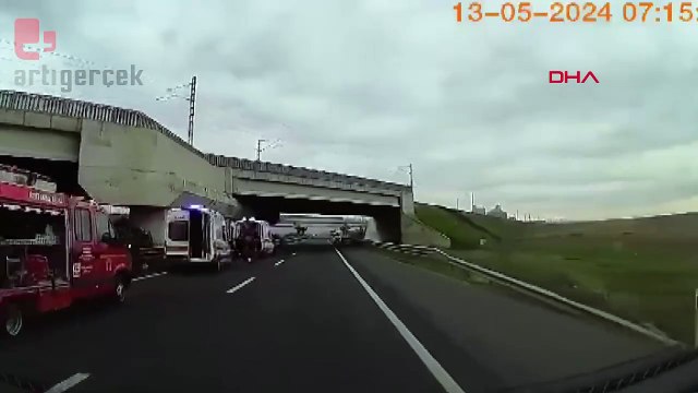 Hafif ticari araç köprü ayağına çarptı 3 ölü, 2 yaralı