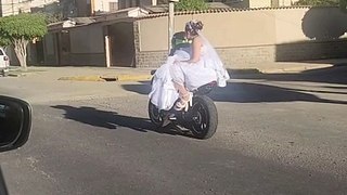 Recien casados en moto