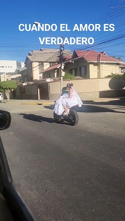 Recien casados en moto