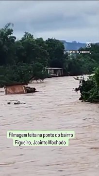 VÍDEO: Casa desaba e é arrastada por correnteza de rio em cidade de SC