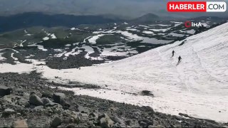 Ağrı Dağı'nda kayak yapan dağcılar renkli görüntüler oluşturdu
