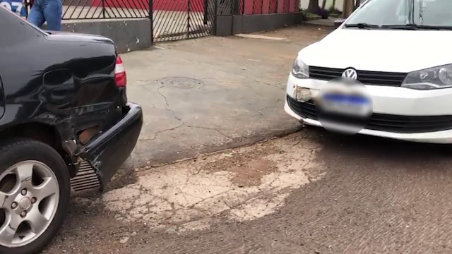 Carros se envolvem em colisão na Avenida Carlos Gomes e deixam via parcialmente interditada