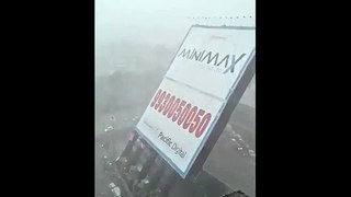 Il video dell'enorme insegna pubblicitaria caduta a Mumbai a causa di una tempesta di vento