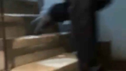 Toxicómanos entrando en el piso de Lavapiés.