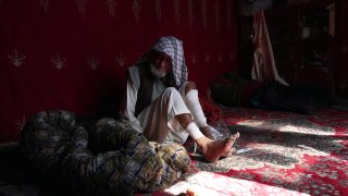 Sobreviventes buscam desaparecidos dias após as inundações no Afeganistão
