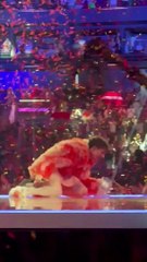 Nemo explica como partiu troféu da Eurovisão (minutos após vitória)