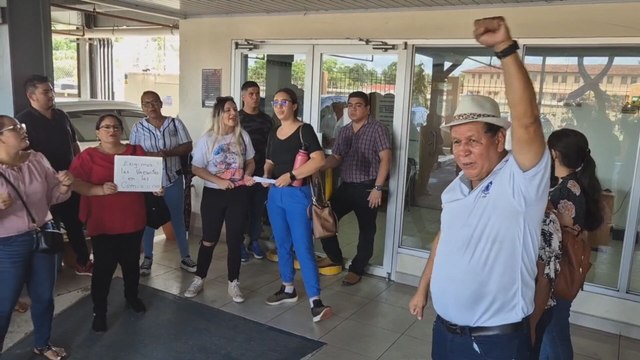 Docentes THFA hacen protesta en el Meduca en Veraguas