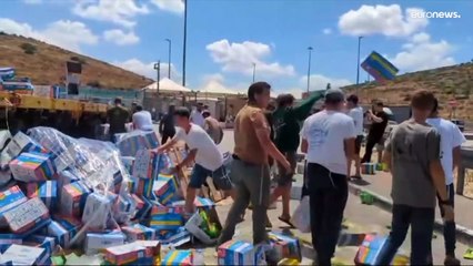 "كانوا يضحكون ويقفزون فوق أكياس الرز".. مستوطنون إسرائيليون يهاجمون قافلة مساعدات كانت متجهة إلى غزة