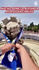 Nacho pone la bufanda y la bandera a Cibeles