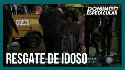 Voluntários conseguem resgatar idoso que não queria deixar imóvel em área alagada