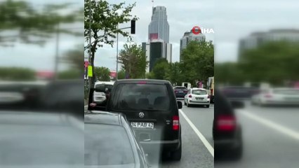 Tartıştığı sürücünün dikiz aynasını levyeyle kırdı