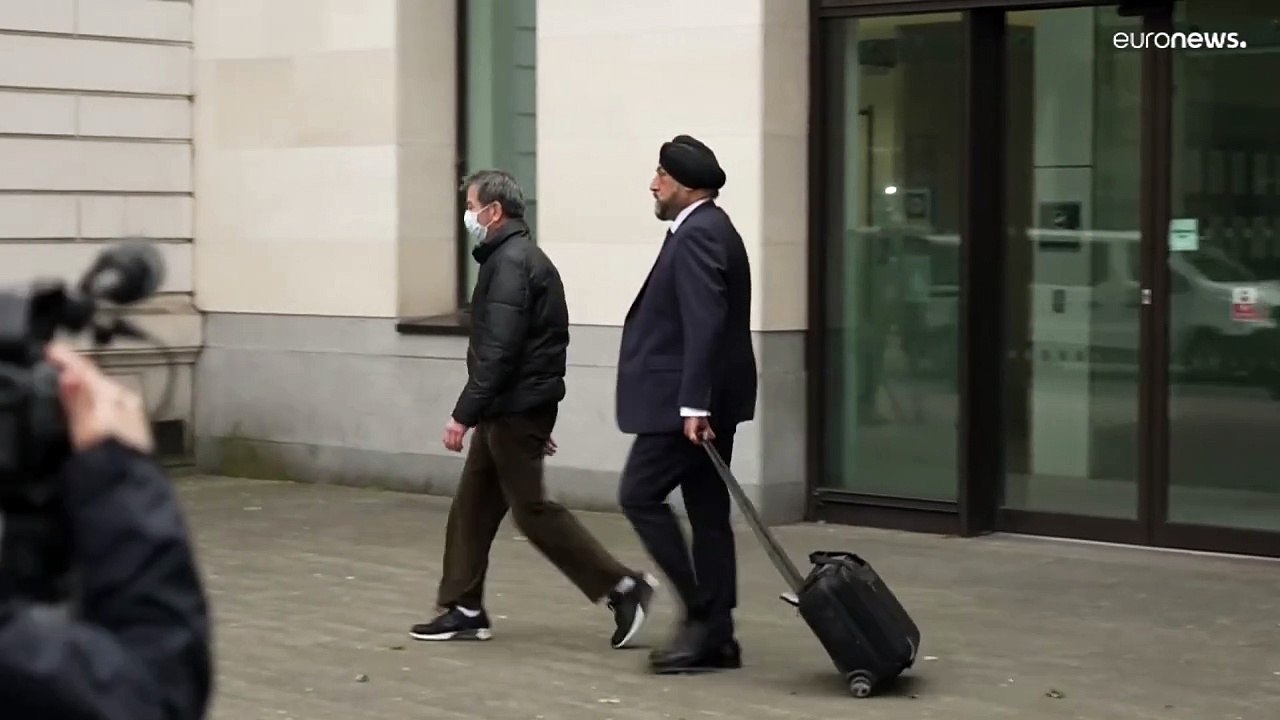 محكمة بريطانية تفرج بكفالة عن 3 اشخاص اتهموا بم...