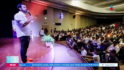 Скачать видео: Normalistas de Ayotzinapa lanzan petardos a Palacio Nacional