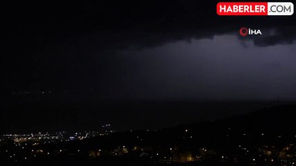 İskenderun Körfezi'nde şimşekler geceyi aydınlattı