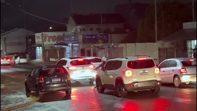 Internauta questiona fios soltos em poste no Bairro Alto Alegre