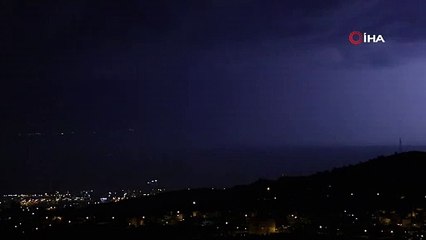 Şimşekler geceyi aydınlattı