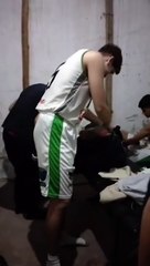 Le robaron sus zapatillas y sus amigos le regalaron unas nuevas
