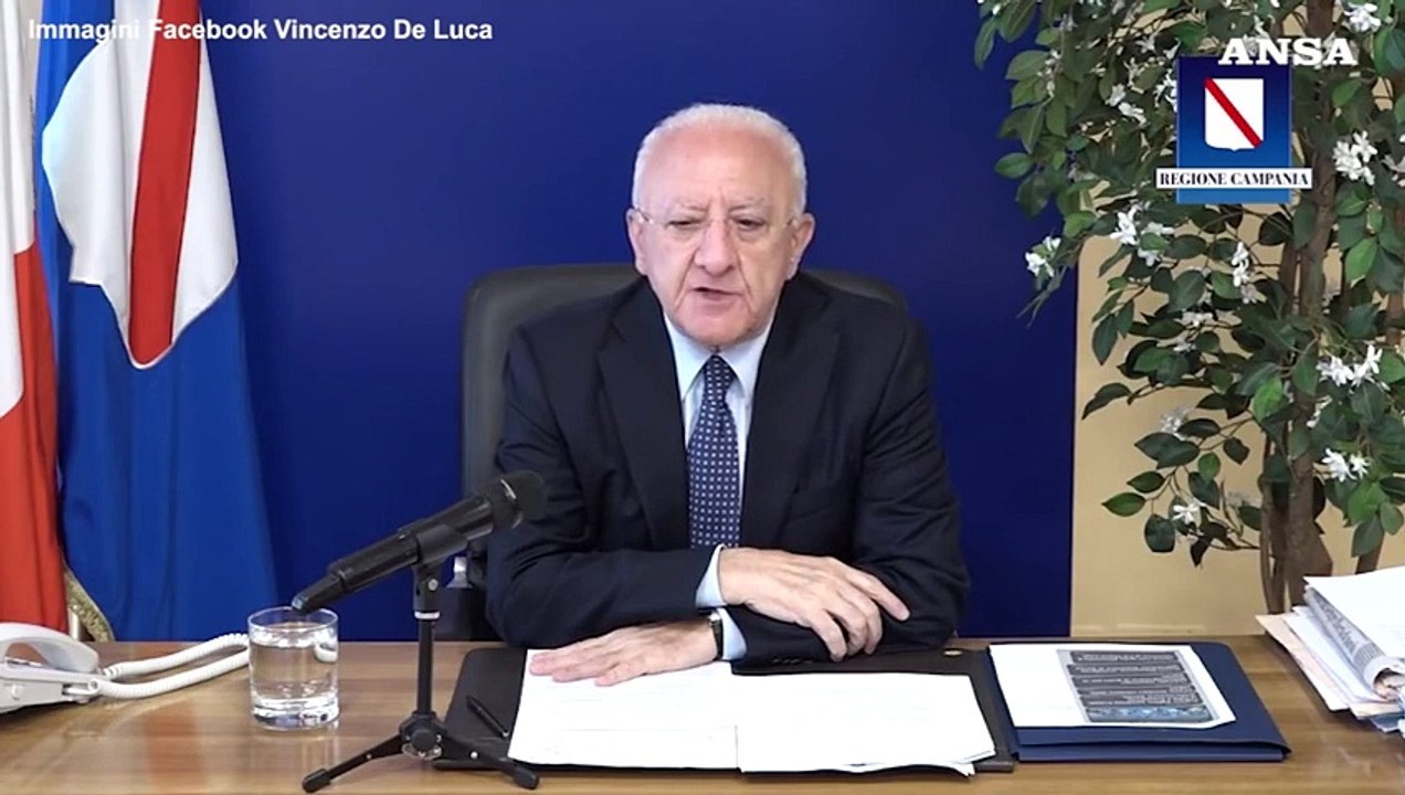 De Luca su don Patriciello: "Conosciuto come il Pippo Baudo dell'area nord di Napoli"