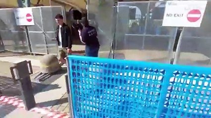 Torino, manifestanti pro Gaza sfondano il cancello al Salone del Libro