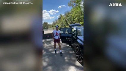 Djokovic, selfie e autografi con il casco