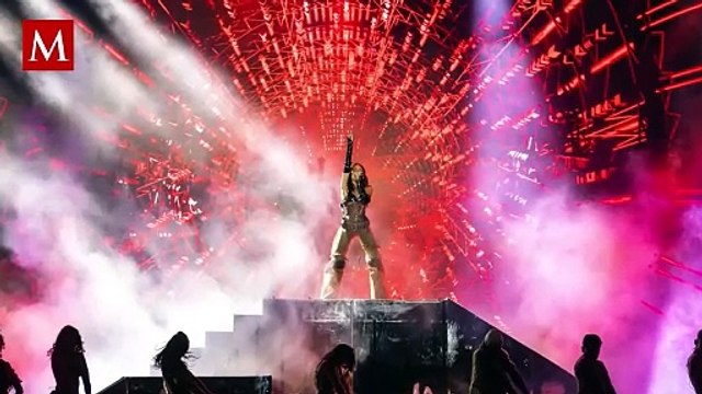 Danna Paola sufre caída en pleno concierto y se vuelve viral