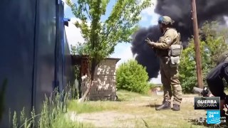 Casa por casa, soldados ucranianos buscan a residentes de Járkiv para evacuar ante el asedio ruso