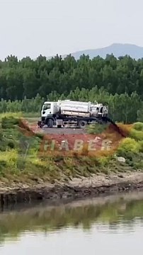 MHP'li Gölyaka Belediyesi'nden skandal görüntü! Atıkları Melen Çayı'na boşalttılar