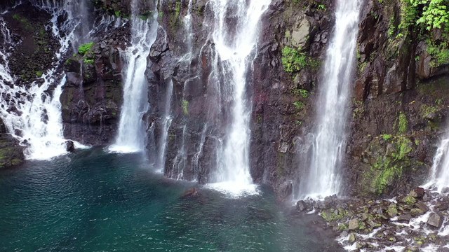 Cachoeira da Serenidade - Um Refúgio de Paz na Floresta Escondida!