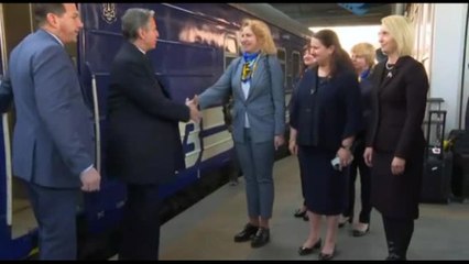 Visita a sorpresa di Blinken in Ucraina, l'arrivo in treno a Kiev