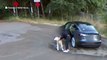 Frau steigt mit dem Hund aus dem Auto und merkt nicht, dass alles gefilmt wird (Video)