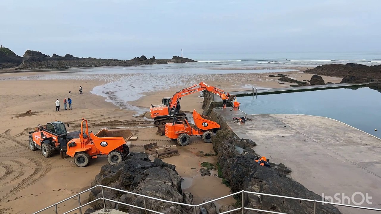 Diggers move into Bude Sea Pool