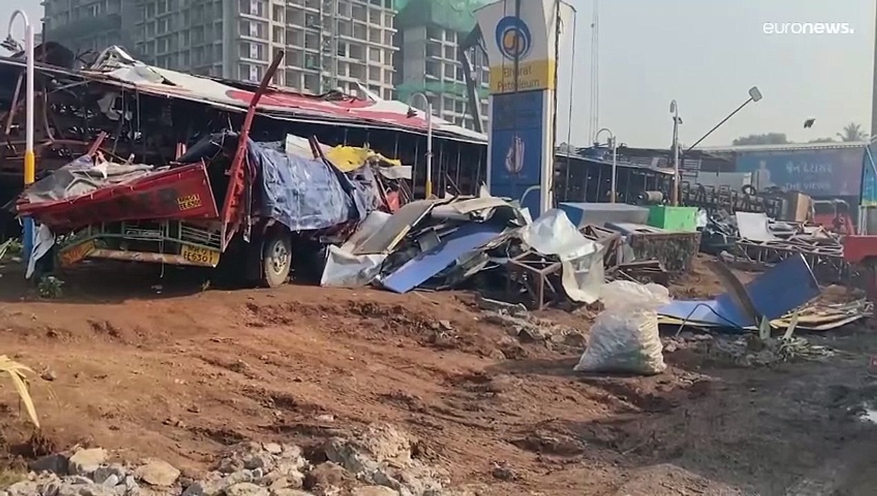 شاهد: عاصفة رعدية تُطيح بلوحة إعلانية ضخمة وتودي بحياة 14 شخصاً في الهند