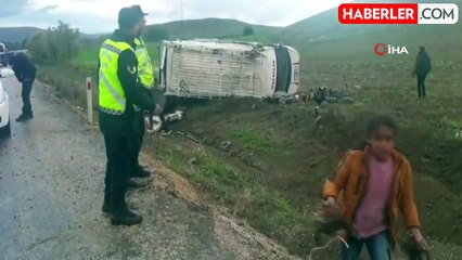 Minibüs Kazasında Kafesi Kırılan Tavuklar Boş Araziye Savruldu